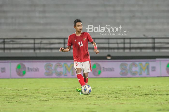 Bek sayap kanan timnas Indonesia, Sani Rizki Fauzi, sedang menguasai bola di Stadion Kapten I Wayan Dipta, Gianyar, Bali, 27 Januari 2022.