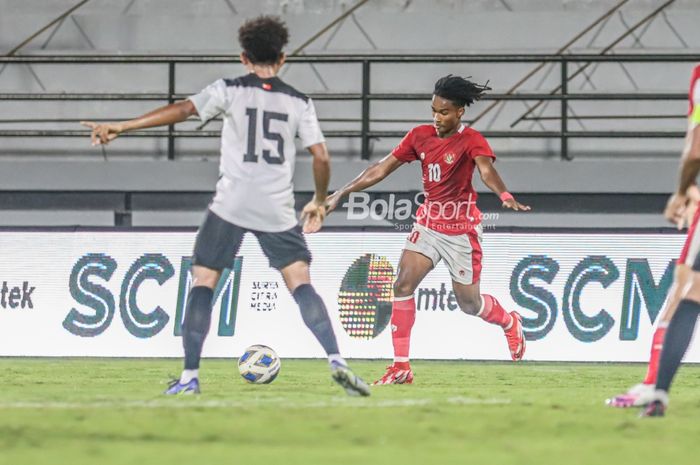 Pemain timnas Indonesia, Ronaldo Kwateh (kanan), sedang menguasai bola di Stadion Kapten I Wayan Dipta, Gianyar, Bali, 27 Januari 2022.