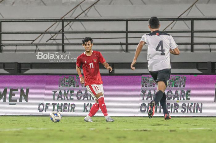 Bek sayap kiri timnas Indonesia, Pratama Arhan (kiri), sedang menguasai bola di Stadion Kapten I Wayan Dipta, Gianyar, Bali, 27 Januari 2022.