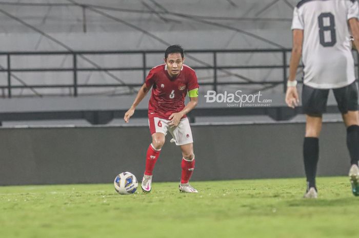 Gelandang timnas Indonesia, Evan Dimas (jersey merah), sedang menguasai bola Pelatih timnas Indonesia, Shin Tae-yong, sedang memantau para pemainnya di Stadion Kapten I Wayan Dipta, Gianyar, Bali, 27 Januari 2022.