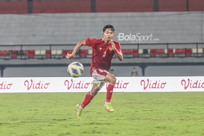 Bek sayap kiri timnas Indonesia, Edo Febriansah, sedang mengejar bola  di Stadion Kapten I Wayan Dipta, Gianyar, Bali, 27 Januari 2022.