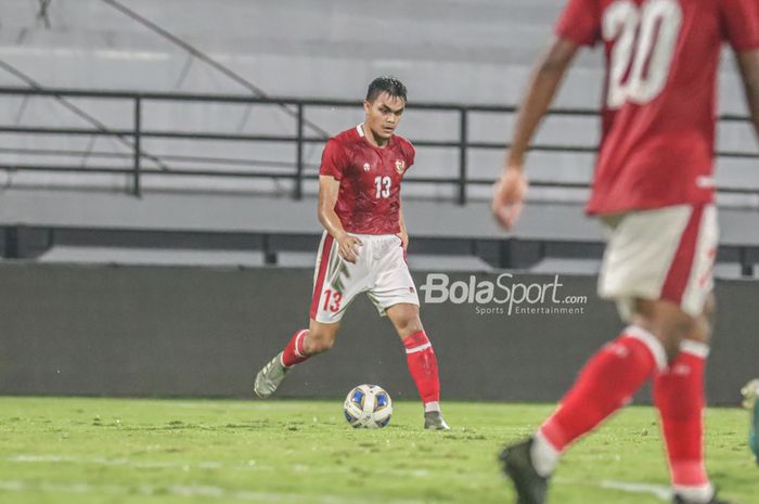 Pemain timnas Indonesia, Rachmat Irianto (kiri), sedang menguasai bola  di Stadion Kapten I Wayan Dipta, Gianyar, Bali, 27 Januari 2022.