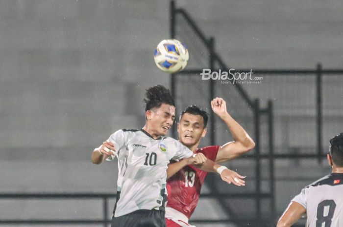 Pemain timnas Indonesia, Rachmat Irianto (kanan), sedang berduel udara dengan pilar timnas Timor Leste, Mouzinho Barreteo De Lima (kiri), di Stadion Kapten I Wayan Dipta, Gianyar, Bali, 27 Januari 2022.