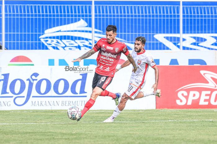 Pemain Bali United, Stefano Lilipaly (kiri), sedang menguasai bola dan dibayangi pilar Borneo FC, Rifal Lastori (kanan), dalam laga pekan ke-21 Liga 1 2021 di Stadion Gelora Ngurah Rai, Bali, 29 Januari 2022.