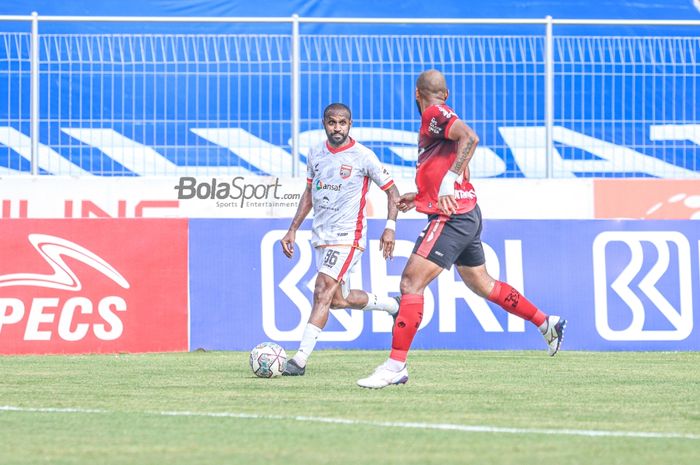 Penyerang Borneo FC, Boaz Solossa (kiri), sedang menguasai bola dalam laga pekan ke-21 Liga 1 2021 di Stadion Gelora Ngurah Rai, Bali, 29 Januari 2022.