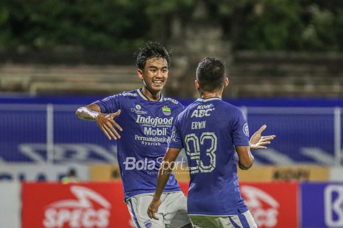 Bek Persib Bandung, Kakang Rudianto (kiri), nampak sedang melakukan selebrasi seusai mencetak satu gol dalam laga pekan ke-21 Liga 1 2021 di Stadion Gelora Ngurah Rai, Bali, 29 Januari 2022.