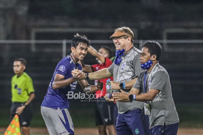 Pelatih Persib Bandung, Robert Rene Alberts (tengah) nampak menyambut selebrasi dari Kakang Rudianto (kiri) yang mampu menciptakan satu gol dalam laga pekan ke-21 Liga 1 2021 di Stadion Gelora Ngurah Rai, Bali, 29 Januari 2022.