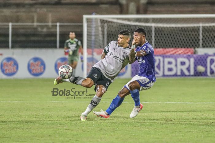 Penyerang Tira Persikabo, Ciro Alves (kiri), sedang mengontrol bola dalam laga pekan ke-21 Liga 1 2021 di Stadion Gelora Ngurah Rai, Bali, 29 Januari 2022.