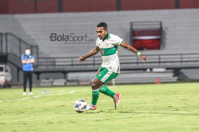 Pemain timnas Indonesia, Terens Puhiri, sedang menguasai bola dalam laga di Stadion Kapten I Wayan Dipta, Gianyar, Bali, 30 Januari 2022.