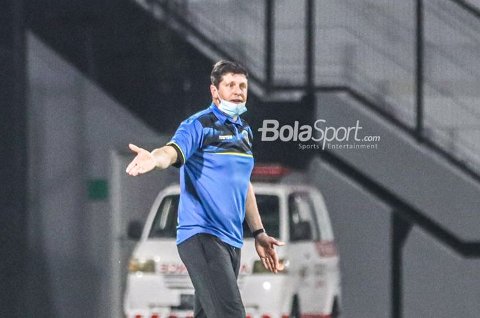 Pelatih timnas Timor Leste, Fabio Joaquim Maciel Da Silva (Fabio Maciel), sedang memberikan intruksi kepada para pemainnya di Stadion Kapten I Wayan Dipta, Gianyar, Bali, 30 Januari 2022.