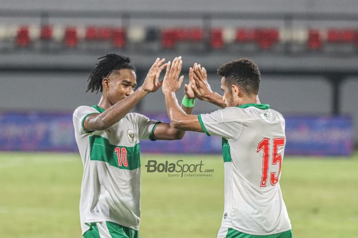 Ronaldo Kwateh (kiri) nampak menyambut Ricky Kambuaya yang mampu mencetak satu gol Pemain timnas Indonesia, Ricky Kambuaya, melakukan selebrasi seusai mencetak satu gol dalam laga di Stadion Kapten I Wayan Dipta, Gianyar, Bali, 30 Januari 2022.