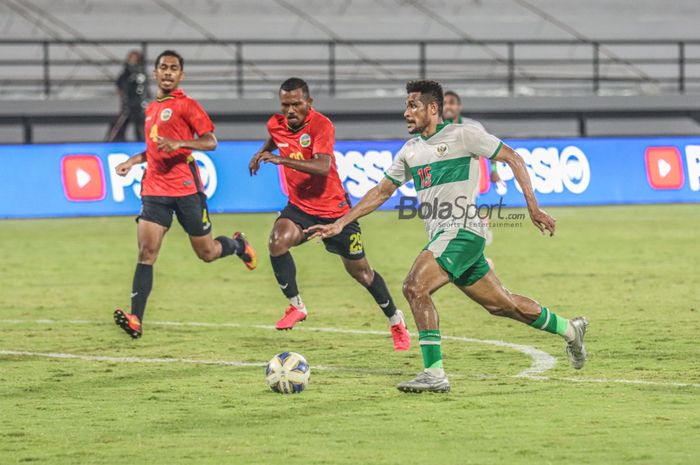 Gelandang timnas Indonesia, Ricky Kambuaya (kanan), nampak sedang menguasai bola dalam laga di Stadion Kapten I Wayan Dipta, Gianyar, Bali, 30 Januari 2022.