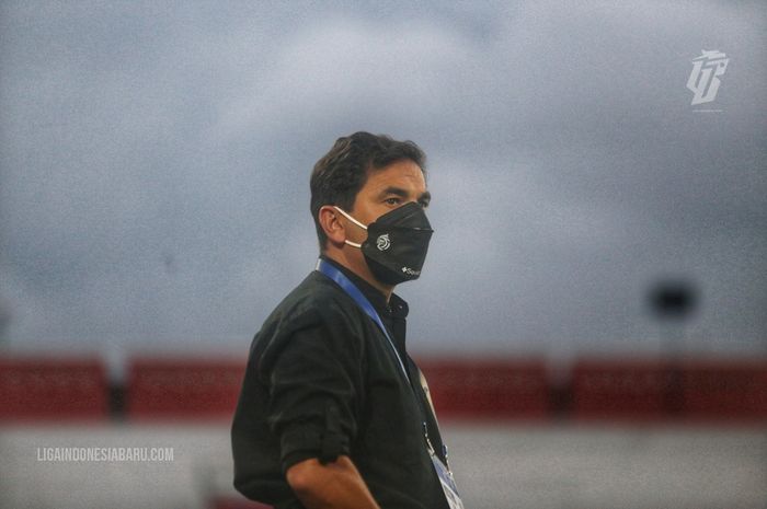 Pelatih Arema FC, Eduardo Almeida, sedang mengamati pemainnya saat melawan PSIS Semarang pada laga pekan ke-20 Liga 1 2021-2022 di Stadion Kapten I Wayan Dipta, Gianyar, Senin (17/1/2022).