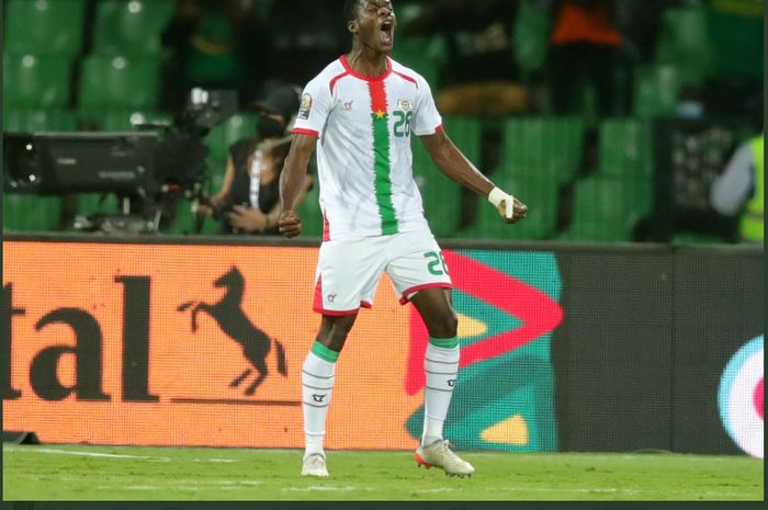 Dango Ouattara mencetak gol dalam laga Burkina Faso vs Tunisia pada babak perempat final Piala Afrika, Sabtu (29/1/2022) di Garoua. 