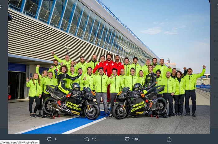 Pembalap VR46, Marco Bezzecchi dan Luca Marini, berpose bersama kru tim setelah tes akhir musim di Sirkuit Jerez, Spanyol, pada November 2021. 