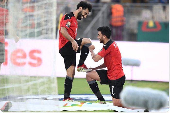 Mohamed Salah dan Trezeguet, merayakan gol dalam kemenangan 2-1 Mesir atas Maroko di babak perempat final Piala Afrika 2021, Minggu (30/1/2022) di Yaounde.