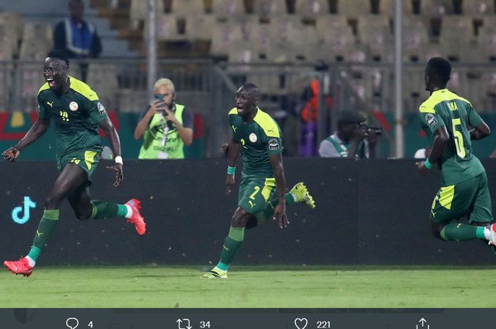 Famara Diedhiou merayakan gol hasil assist Sadio Mane yang membuka skor dalam kemenangan Senegal atas Guinea Ekuatorial di babak perempat final Piala Afrika 2021, Minggu (30/1/2022) di Yaounde.