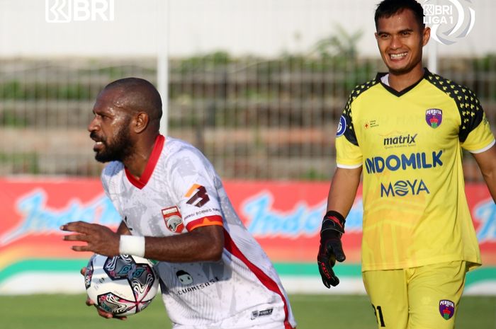 Striker Borneo FC, Boaz Solossa, merayakan gol yang dicetaknya ke gawang Persita Tangerang pada pekan ke-22 Liga 1 2021-2022.