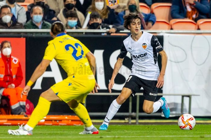 Pemain yang dicap sebagai Lionel Messi asal Spanyol, Bryan Gil (kanan), mencuri perhatian di laga debutnya dengan membawa Valencia ke semifinal Copa del Rey 2021-2022.