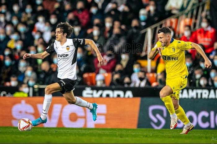 Pemain yang dicap sebagai Lionel Messi asal Spanyol, Bryan Gil (kiri), mencuri perhatian di laga debutnya dengan membawa Valencia ke semifinal Copa del Rey 2021-2022.