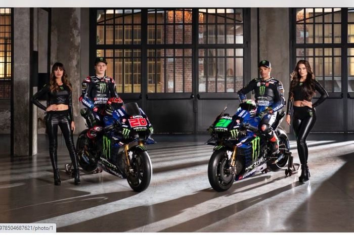 Fabio Quartararo (kiri) dan Franco Morbidelli dalam peluncuran tim Monster Energy Yamaha untuk MotoGP 2022, Jumat (4/2/2022)