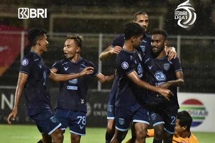 Pemain Persela Lamongan merayakan gol yang dicetak oleh Ibrahim Kosepa saat menghadapi Madura United pada pekan ke-23 Liga 1 2021-2022.