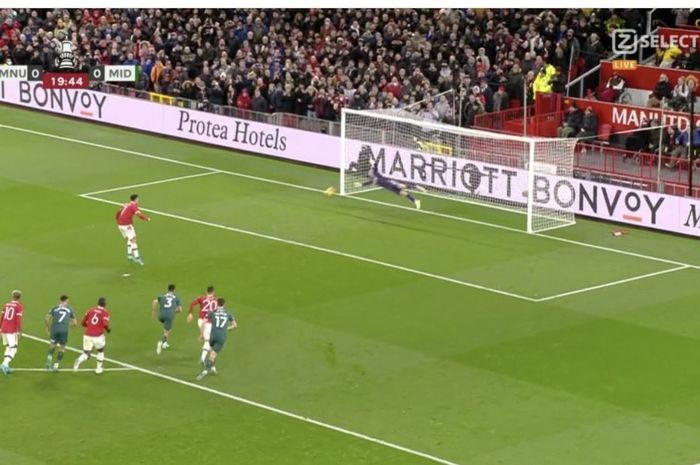 Cristiano Ronaldo gagal cetak gol lewat tendangan penalti saat Manchester United hadapi Middlesbrough di Piala FA (4/2/2022).