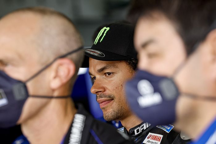 Pembalap Monster Energy Yamaha, Franco Morbidelli (tengah), saat peluncuran tim untuk MotoGP 2022 di Sirkuit Sepang, Malaysia, 4 Februari 2022.