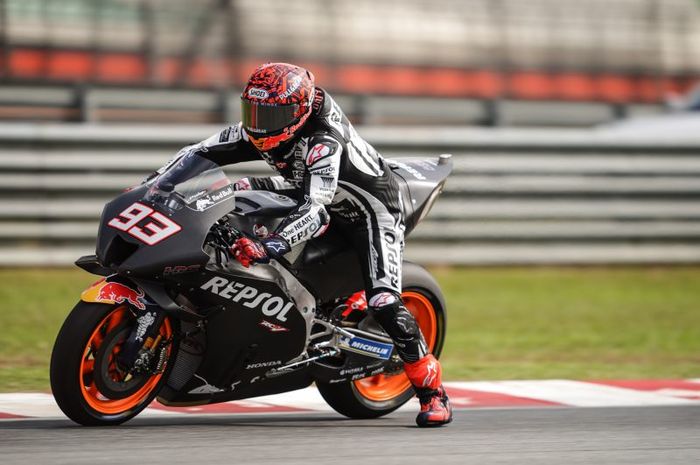 Pembalap Repsol Honda, Marc Marquez, saat menjalani tes pramusim MotoGP di Sirkuit Sepang, Malaysia, 5 Februari 2022.