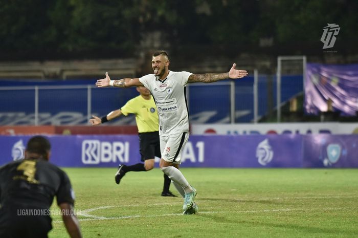 Striker Pesipura Jayapura, Yevhen Bokhasvili merayakan golnya ke gawang Persebaya Surabaya.