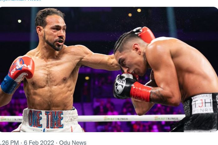 Aksi Keith Thurman (kiri) saat melawan Mario Barrios, Minggu (6/2/2022)