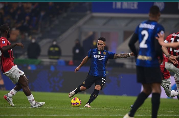 Momen Lautaro Martinez mencoba menembak bola ke arah gawang AC Milan pada laga di Giuseppe Meazza.