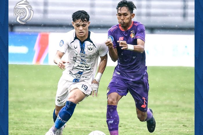 Pemain Persik Kediri, Yusuf Meilana, berduel dengan pemain PSIS Semarang Alfeandra Dewangga pada pertandingan pekan ke-23 Liga 1 2021-2022.