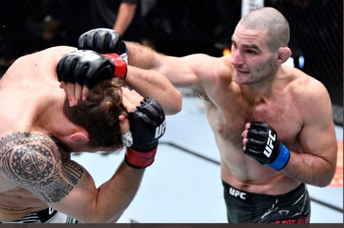 Jack Hermansson (kiri), Sean Strickland (kanan) pada pertandingan UFC Vegas 47, Minggu (6/2/2022) pagi WIB