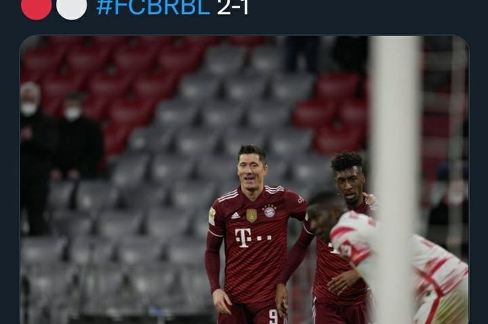 Ekspresi striker Bayern Muenchen, Robert Lewandowski, pada laga melawan RB Leipzig di Allianz Arena, Sabtu (5/2/2022).