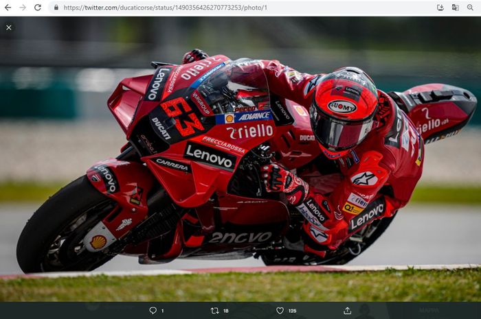 Pembalap Ducati Lenovo, Francesco Bagnaia, saat mengaspal pada sesi tes pramusim MotoGP 2022 di Sirkuit Sepang, Malaysia, 5-6 Februari 2022.