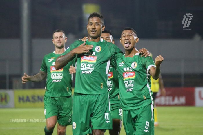 Striker PSS Sleman, Wander Luiz, merayakan golnya ke gawang Barito Putera, Minggu (6/2/2022).