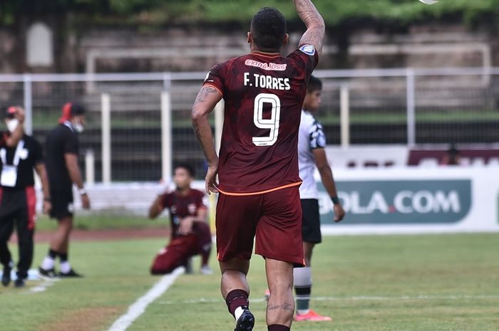 Striker Borneo FC, Fransisco Tores melakukan selebrasi setelah berhasil mencetak gol ke gawang Tira Persikabo pada lanjutan pekan ke-23 Liga 1 2021-2022 di Stadion I Gusti Ngurah Rai, Denpasar, Senin (7/2/2022).