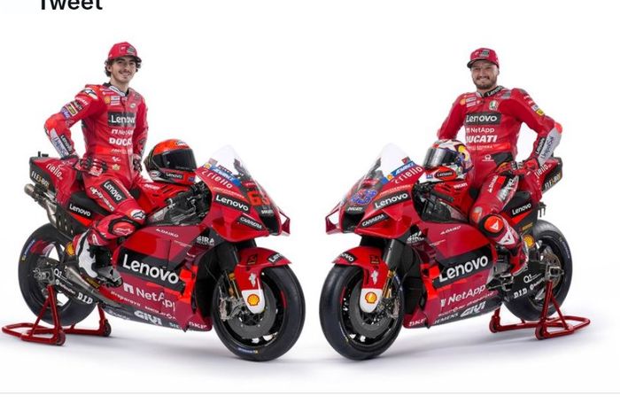 Dua pembalap Ducati, Francesco Bagnaia (kiri) dan Jack Miller (kanan) saat meluncurkan livery untuk MotoGP 2022