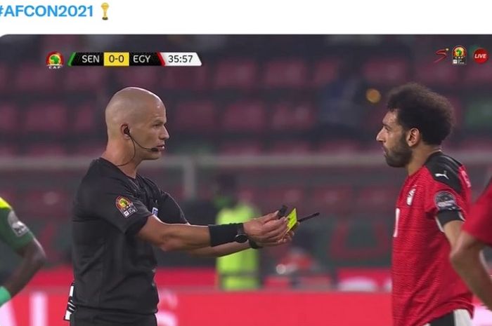 Moen saat Mohamed Salah beradu argumen dengan wasit Victor Gomes pada final Piala Afrika 2021.