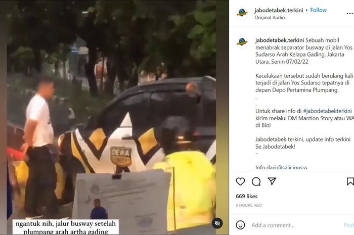 Mobil operasional tim Dewa United mengalami kecelakan di Jalan Yos Sudarso, Jakarta Utara, Senin (7/2/2022).