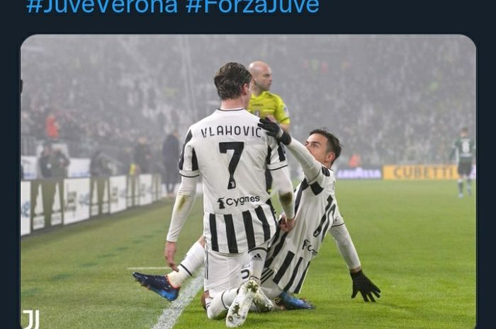 Striker Juventus, Dusan Vlahovic, merayakan gol yang ia cetak bersama Paulo Dybala pada laga Liga Italia melawan Hellas Verona di Allianz Stadium, Minggu (6/2/2022).