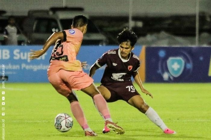 Pemain PSM Makassar, Rafli Asrul sedang menghadang pemain Madura United pada laga pekan ke-18 Liga 1 2021-2022 di Stadion Kompyan Sujana, Denpasar, Sabtu (8/1/2022).