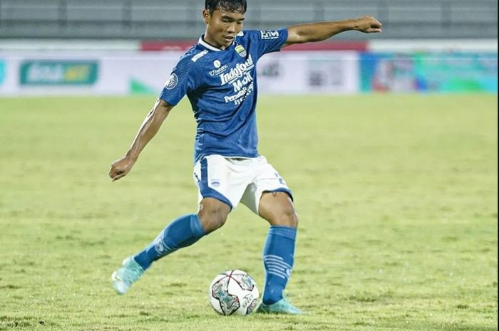 Pemain Persib Bandung, Mario Jardel sedang mengontrol bola saat laga melawan Bhayangkara FC pada pertandingan pekan ke-23 di Stadion Kapten I Wayan Dipta, Minggu (6/2/2022).