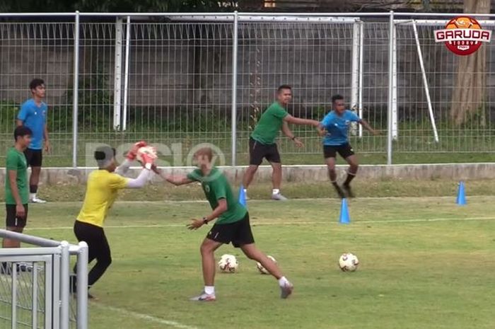 Hari kedua TC timnas U-23 Indonesia pada Senin (7/2/2022) para pemain belum juga lengkap, bahkan hanya ada 1 penjaga gawang di skuad Garuda Muda yakni Cahya Supriadi.