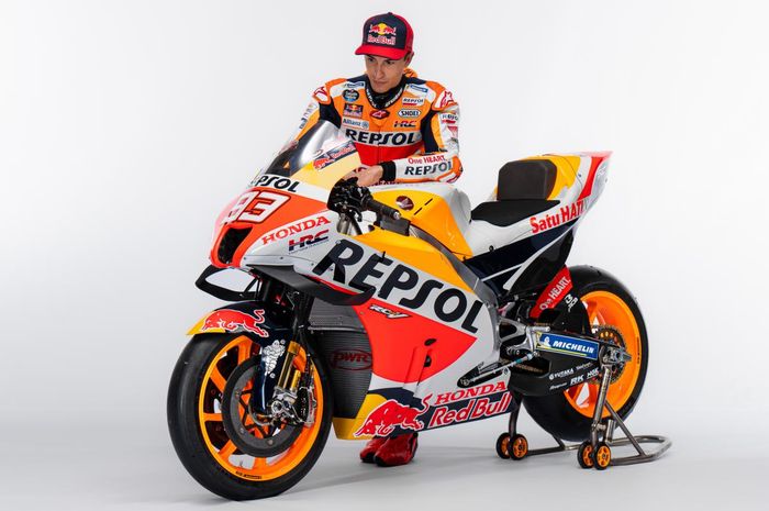 Pembalap Repsol Honda, Marc Marquez dengan livery motor RC213V untuk MotoGP 2022