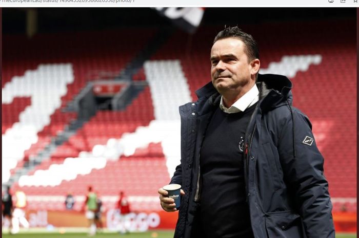 Direktur sepak bola Ajax, Marc Overmars, terkena skandal setelah diketahui mengirim gambar tak senonoh dan memfoto kolega wanita secara diam-diam.