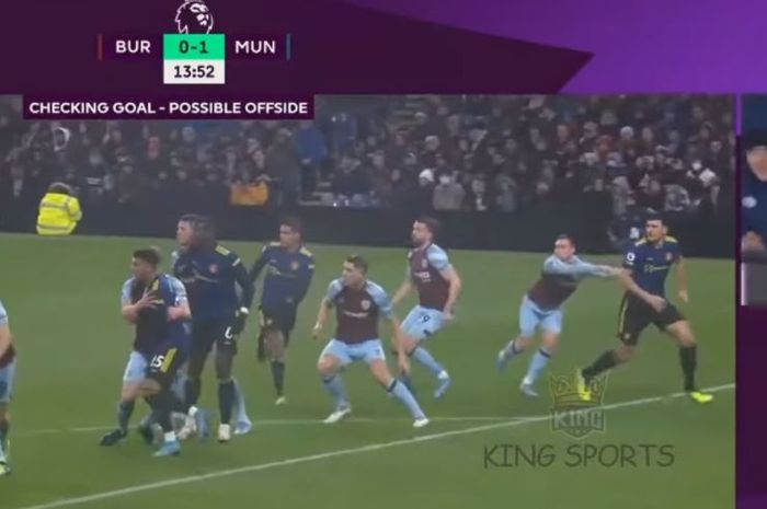 Harry Maguire (kanan) dinilai offside dalam proses terjadinya gol Manchester United ke gawang Burnley (8/2/2022), juga karena diduga adanya dorongan oleh Ashley Westwood.