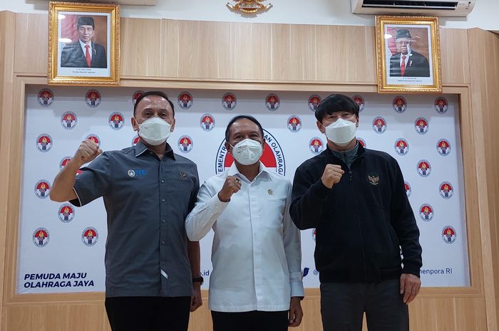 Ketua Umum PSSI, Mochamad Iriawan, Menpora, Zainudin Amali, dan Pelatih timnas Indonesia, Shin Tae-yong dalam jumpa pers pembahasan naturalisasi, di Kantor Kemenpora, Jakarta, Kamis (10/2/2022).