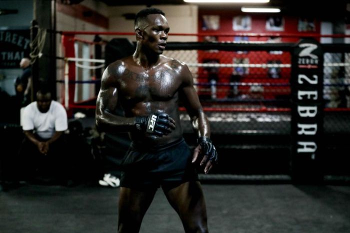 Juara kelas menengah UFC, Israel Adesanya, ketika sedang berlatih jelang UFC 271.